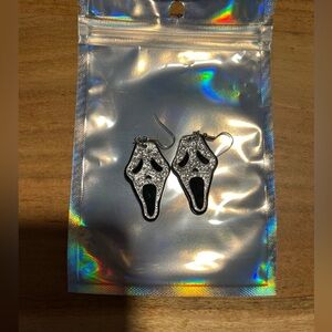 NEW NWT Sparkle Women’s Halloween Scream Silver and Black Ghost‎ Face Earrings